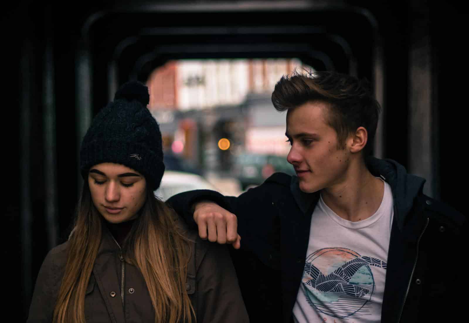 Adolescentes compartiendo un momento al aire libre en Stratford, Canadá.